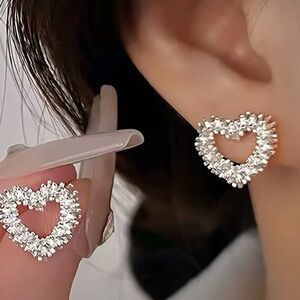 2pcs Exquisite Vintage Heart Shaped Hollow Stud Earrings